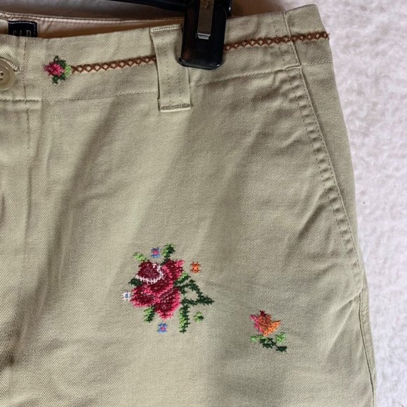 Gap Women's Clean Cut Floral Embroidered Khaki Cropped Capri Pants Size 10 8793 - Picture 2 of 13